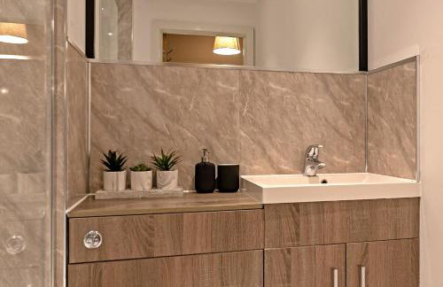 PRIME City Centre Location, THE JUKE BOX SUITE, Secure Gated FREE Parking Space, Unique STYLISH Apartment, AIR CONDITIONING & Two Bathrooms - Photo 35