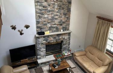 Pocono Hideout Family Home with Hot Tub Deck Sunroom Pool Big Bass Lake Larsen Lake Gouldsboro Clifton Township - Foto 23