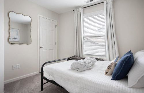 Capitol House - 3 Bed 1 Full and 1 Half Bath, Pet Friendly with Hot Tub walk to Lucas Oil Stadium - Foto 49