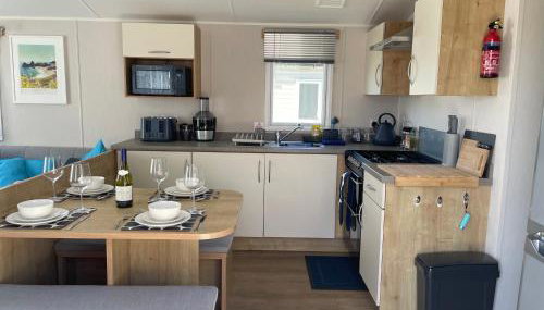 Golden Dunes Retreat, Dog-Friendly Stay at Par Sands Holiday Park, Cornwall - Foto 4, stove, pet friendly, toaster