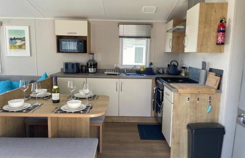 Golden Dunes Retreat, Dog-Friendly Stay at Par Sands Holiday Park, Cornwall - Photo 4