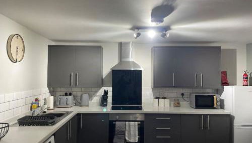 Cedar House by ShortStays4U A modern 2 bedroom house with free parking in town centre! - Foto 2