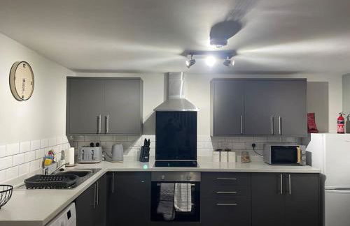 Cedar House by ShortStays4U A modern 2 bedroom house with free parking in town centre! - Foto 2