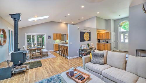 Cozy Whitehall Hideaway with Hot Tub and Chiminea! - Foto 4