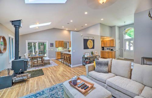 Cozy Whitehall Hideaway with Hot Tub and Chiminea! - Foto 4