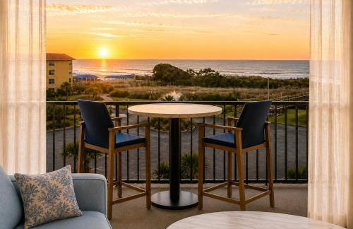 Top Floor Oceanview Luxury KING Villa - Balcony & Steps to Beach - Photo 1