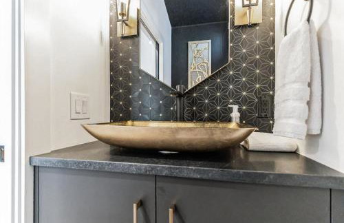 Chic Austin Getaway brand new with rooftop patio - Foto 14