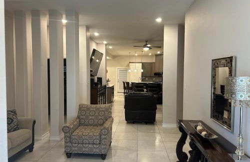 Modern 4 bedroom house close to Loop 20, TAMIU, Airport, and Hospitals - Foto 8