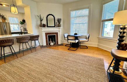 Artsy 4 Bedroom Home, Steps from Dining & Shops - Foto 24