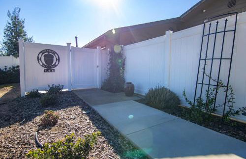 Creature Comforts Suite-Private Hot Tub-Sleeps 2 - Foto 11