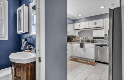 Swim and Relax In our Pool and Hot Tub and Recently Renovated - Foto 13