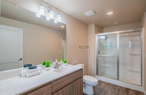 Trendy 2BD Gym Pool Parking WD Sleeps 8 - Foto 33