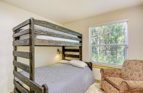 Port Orchard Lakefront Cabin with Fire Pit and Grill! - Foto 14