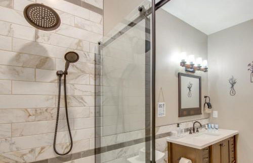 15 Mi to Pigeon River Rafting Newly Built Cabin! - Foto 18