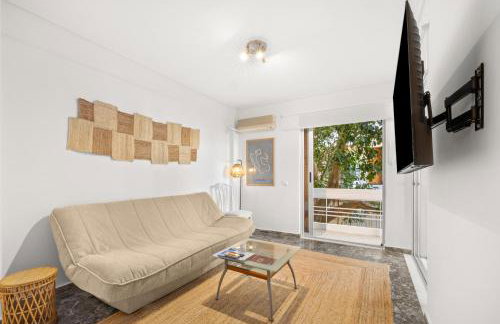 Boho Coastal Retreat with Jacuzzi, 1 min to Beach - Foto 8