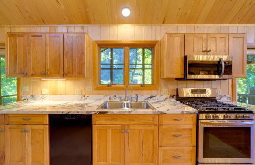 Riverfront West Virginia Cabin with Screened-In Deck - Foto 6