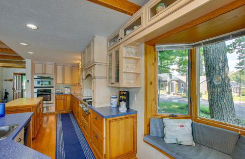 Sauna and Fireplaces! Lakefront Cadillac Retreat - Foto 8