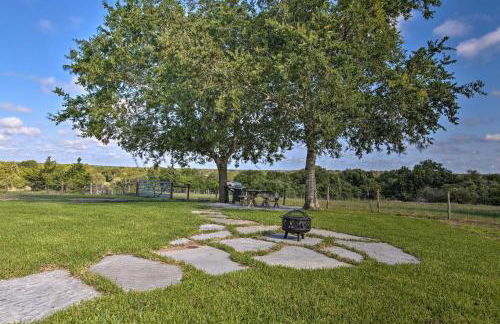 Peaceful Schulenburg Farmhouse with Fire Pit and Games - Foto 22