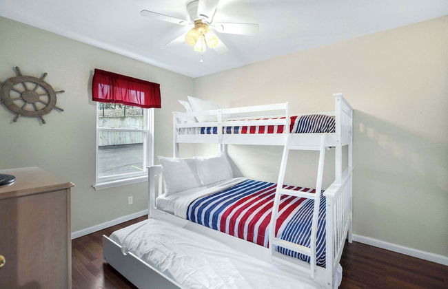 Family Lakefront Oasis Picture Perfect Retreat! - Photo 2