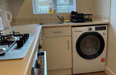 2-Bed Home with Parking, Near Airport, NEC & JLR - Foto 23