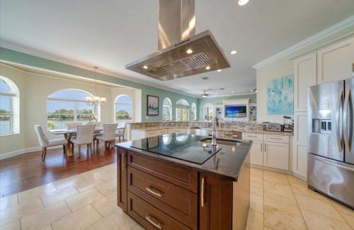 Waterfront Luxury w/ Heated Salt Pool & Golf Cart - Foto 46