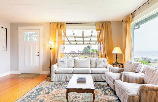 Private Beach Access + Water Views! Sleeps 18, Historic 6bdr Farmhouse w/ Deck - Foto 9