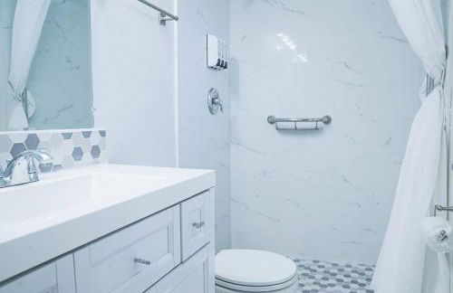 Vegas Hideaway with Jacuzzi & Pool by Strip - Foto 30