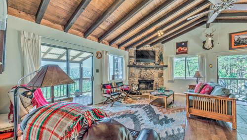 Scenic Hideaway with Deck and Grill about 6 Mi to Ruidoso! - Foto 3