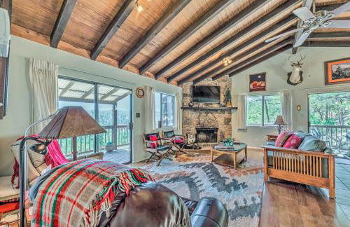 Scenic Hideaway with Deck and Grill about 6 Mi to Ruidoso! - Foto 3