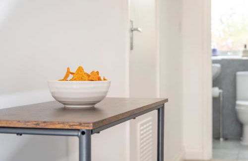 Beautiful Orpington Home w Pool Table and Driveway - Photo 13