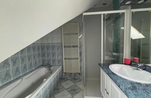 Villa des pontons Maison 5 chambres avec grand jardin clos et belle terrasse séjour spacieux lumineux à 2 kms de la plage d'Arromanches près de Bayeux, Omaha beach - table de ping pong - garage - Foto 29