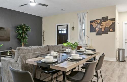 Upscale 2BR suite With Free Parking and Walkable Area - Foto 12
