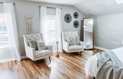 Large 4 Bedroom Home Close to Airport and IX Center - Foto 6