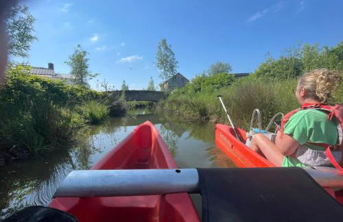 Cosy Cotswold Lodge by Your Home Here - ideal for families, log-burner, spa, private parking, EV Hookup included and heated swimming pools - Foto 39