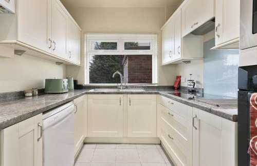 Home from Home 4 Bed - Ideal for Workers & Great for Groups, FREE Parking, Spacious, Pet Friendly Netflix - Foto 25