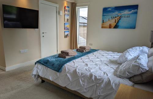 Unique, Spacious, Self-Built Eco Home with huge garden and movie room - Photo 23