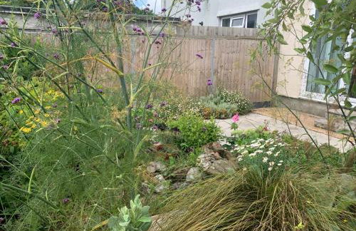 2 Bed-Sleeps 4-Parking-Pets-10 min walk to Beach - Foto 2