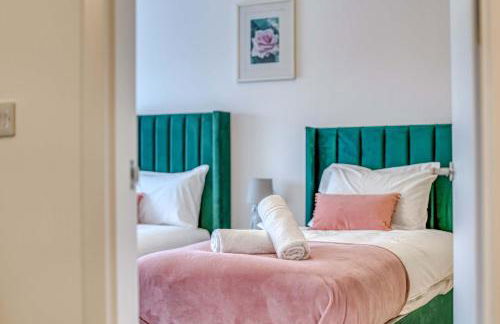 2-BR Near Salford Royal - City & Town Centre View - 1 Minute to Train & Tram Station - Sleeps 6 - Foto 34