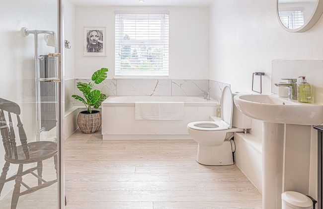 Stunning Townhouse with Large Garden - Photo 41