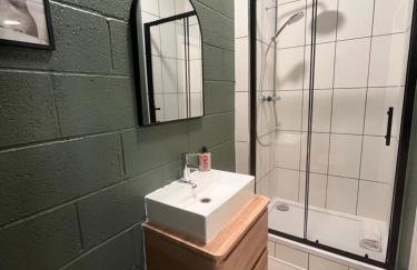 Sunny and spacious studio near the station - Photo 2