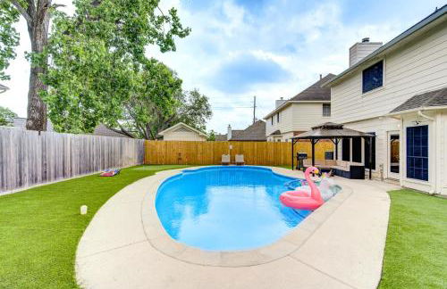 Amazing Getaway Home - 4 Bedrooms 2,5 Baths - West Houston, Katy, Richmond - Huge Pool, Mini-Golf, PingPong, Billards, BBQ, Katy Asian Town, Typhoon Waterpark, King Bed - Foto 24