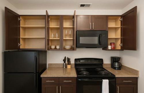 Serene 2BR Escape Midrise Living - Foto 13