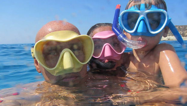 Famiglia facendo snorkeling