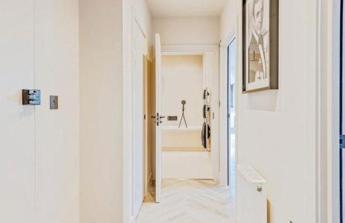 Modern 2 bedroom home with abundant natural light - Photo 1