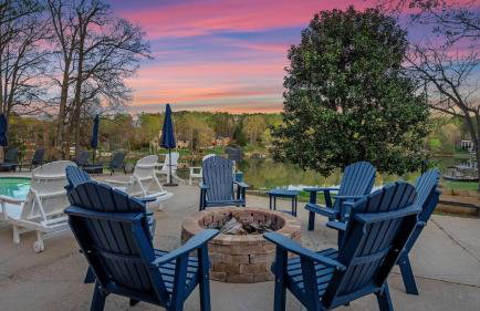 Sleeps 22, Lakefront w/ Private Dock & Pool, 2 Houses Lake Living by Avantstay - Foto 16