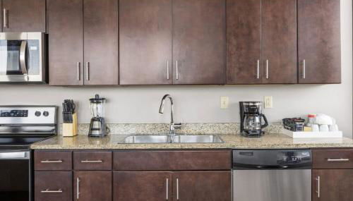 Sleek 2BR Downtown Retreat with Gym - Foto 4, stove, dishwasher, toaster