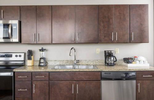 Sleek 2BR Downtown Retreat with Gym - Foto 4