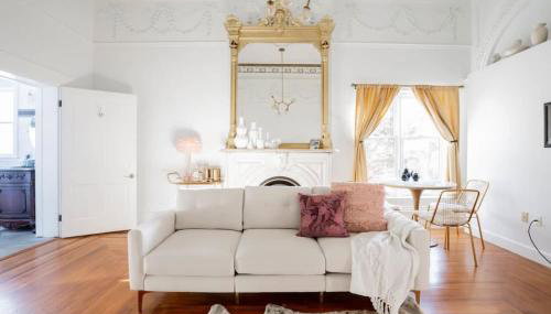 Walk to Stadiums & Downtown, Jet Tub, Historic Apt - Foto 2