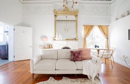 Walk to Stadiums & Downtown, Jet Tub, Historic Apt - Foto 2