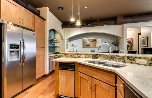 Walk Downtown Stunning Condo with Attached Garage - Foto 11